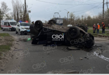 У Кривому Розі Skoda злетіла з мосту та впала на дах: постраждали троє людей