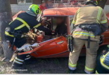 Врізався у стовп: у Кривому Розі водія деблокували з авто після ДТП