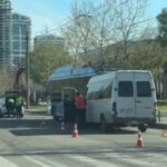 На Набережній Перемоги у Дніпрі маршрутка врізалася у тролейбус: є постраждалий