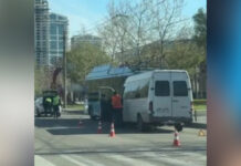 На Набережній Перемоги у Дніпрі маршрутка врізалася у тролейбус: є постраждалий