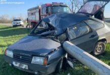 У Нікопольському районі легковик врізався у залізобетонну опору: рятувальники деблокували постраждалого водія з понівеченого автомобіля