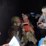 Їдуть через інтенсивні обстріли дронами: з прифронтового Нікополя екіпаж поліції «Білий янгол» евакуював декілька родин