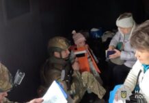 Їдуть через інтенсивні обстріли дронами: з прифронтового Нікополя екіпаж поліції «Білий янгол» евакуював декілька родин