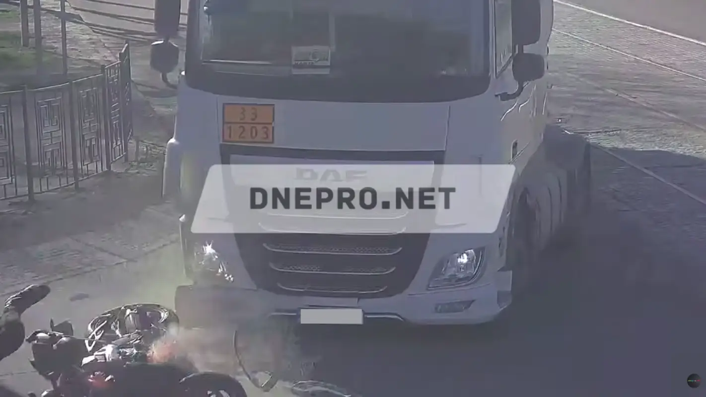 У Кам’янському трапилось серйозне ДТП за участю мотоцикла та вантажівки