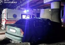 У Запоріжжі «Ланос» не впорався з керуванням та зіштовхнувся із бетонною опорою