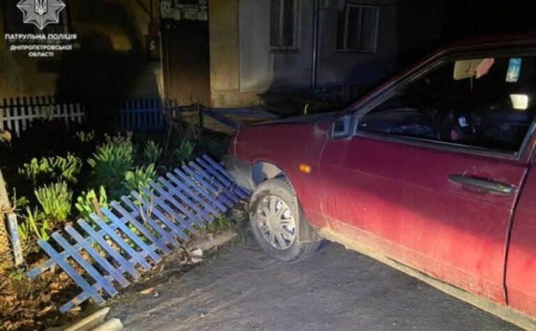 2,39 проміле: нетверезий водій із підробленим посвідченням зніс паркан і лавку у центрі Дніпра
