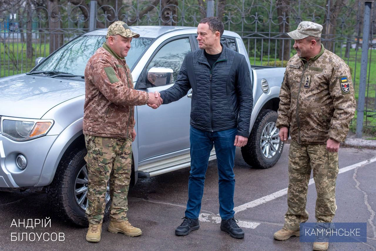 Мер Кам’янського передав пікап для мобільної вогневої групи повітряної оборони