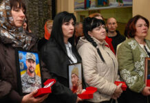 У Камʼянському вшанували памʼять героїв із Кам’янського, яким було посмертно присуджено медалі «Хрест Свободи»