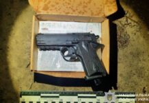 Криворізькі поліцейські повідомили про підозру стрілку, який поцілив у дівчину з пневматичного пістолета