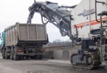 У Дніпрі відновлюють дорожнє покриття на Самарському мосту: рух перекрито до 9 квітня