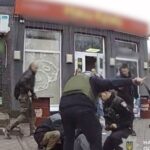 Перші хвилини після удару FPV-дроном по цивільному авто в центрі Нікополя: поліцейські евакуювали поранених до лікарні