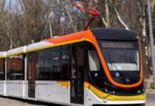 У Дніпрі ремонтують колії: як курсуватимуть трамваї ввечері