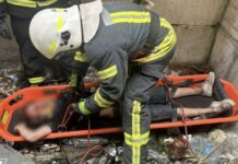 У Запоріжжі врятували чоловіка, який впав у господарчу яму