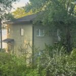 Самовільно збудували двоповерховий котедж на березі Дніпра: суд зобов’язав підприємство знести незаконну будівлю