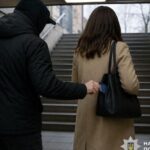Викрав у жінки банківську карту та витратив гроші: слідчі Дніпра повідомили чоловіку про підозру