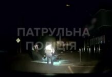 Наїхав на бордюр вночі та перекинувся: патрульні Кривого Рогу допомогли чоловікові з інвалідністю