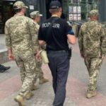 Чому в мобілізованих забирають мобільні телефони: пояснення від ТЦК