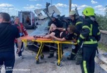 Рятувальники Камʼянського деблокували двох людей із пошкодженого внаслідок ДТП автомобіля