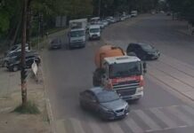 На проспекті Богдана Хмельницького у Дніпрі сталася ДТП за участю вантажівки та легковика