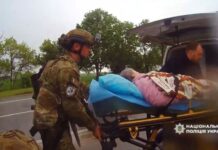 Життя у зоні постійного ураження: поліцейські «Білого янгола» продовжують евакуацію жителів Нікопольщини