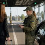 Жінкам-чиновницям дозволили виїзд за кордон
