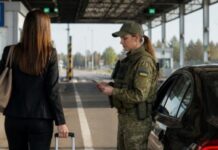 Жінкам-чиновницям дозволили виїзд за кордон