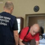 Працевлаштування «по-знайомству»: у Дніпрі підозрюється ексдиректорка держустанови та її четверо підлеглих