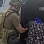 Страшні вибухи та прильоти стирають з лиця землі цілі вулиці прифронтової Межової: спецекіпажі «Білі янголи» продовжують евакуацію людей з селища