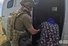 Страшні вибухи та прильоти стирають з лиця землі цілі вулиці прифронтової Межової: спецекіпажі «Білі янголи» продовжують евакуацію людей з селища