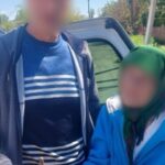 Блукала вулицею, всіяною оптоволокном та залишками здетонованих дронів: патрульні Нікополя допомогли літній жінці повернутися додому