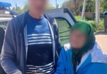 Блукала вулицею, всіяною оптоволокном та залишками здетонованих дронів: патрульні Нікополя допомогли літній жінці повернутися додому