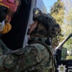 У дитинство без звуків ворожої артилерії та дронів: спец екіпаж поліції «Білі янголи» продовжує евакуювати родини з дітьми з прибережних населених пунктів Нікопольського району