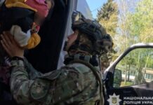 У дитинство без звуків ворожої артилерії та дронів: спец екіпаж поліції «Білі янголи» продовжує евакуювати родини з дітьми з прибережних населених пунктів Нікопольського району