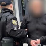 Розбивав скло та викрадав майно: у Дніпрі затримали серійного крадія з транспортних засобів