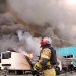 Росіяни знищили відділення «Нової пошти» у Дніпрі Внаслідок атаки будівля згоріла вщент