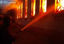 Росія атакувала Дніпропетровщину: постраждали двоє людей, у Нікопольському районі горіла спортивна школа