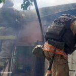 У Нікополі росіяни вдруге атакували рятувальників під час гасіння пожежі