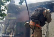 У Нікополі росіяни вдруге атакували рятувальників під час гасіння пожежі