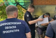 На Дніпропетровщині ексчиновника юстиції підозрюють у вимаганні грошей за «кращі умови» відбування покарання