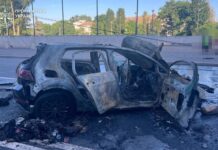 У Кривому Розі водій без прав на швидкості врізався в електроопору: двоє пасажирів постраждали