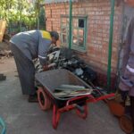 У Нікополі комунальники ліквідовують наслідки обстрілів та впорядковують місто