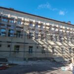 У Кам’янському відновлюють пошкоджене обстрілом пологове відділення: ремонт завершать до вересня