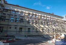 У Кам’янському відновлюють пошкоджене обстрілом пологове відділення: ремонт завершать до вересня