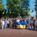 У Кам’янському до Дня Конституції України поклали квіти до пам’ятника Тарасу Шевченку