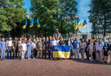 У Кам’янському до Дня Конституції України поклали квіти до пам’ятника Тарасу Шевченку