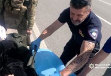 Під обстрілами та атаками дронів: екіпаж «Білий янгол» евакуював чотирьох мешканок Нікополя