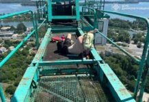 У Дніпрі рятувальники зняли травмованого чоловіка зі 100-метрового будівельного крану