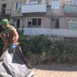 До останнього відмовлялися виїжджати: «Білі янголи» евакуювали тіла померлих мешканців із зруйнованої Просяної на Дніпропетровщині