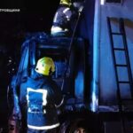 У Кривому Розі посеред ночі спалахнув Mercedes: вогнеборці ліквідували займання