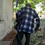 Правоохоронці Запоріжжя евакуювали з-під обстрілів двох маломобільних чоловіків